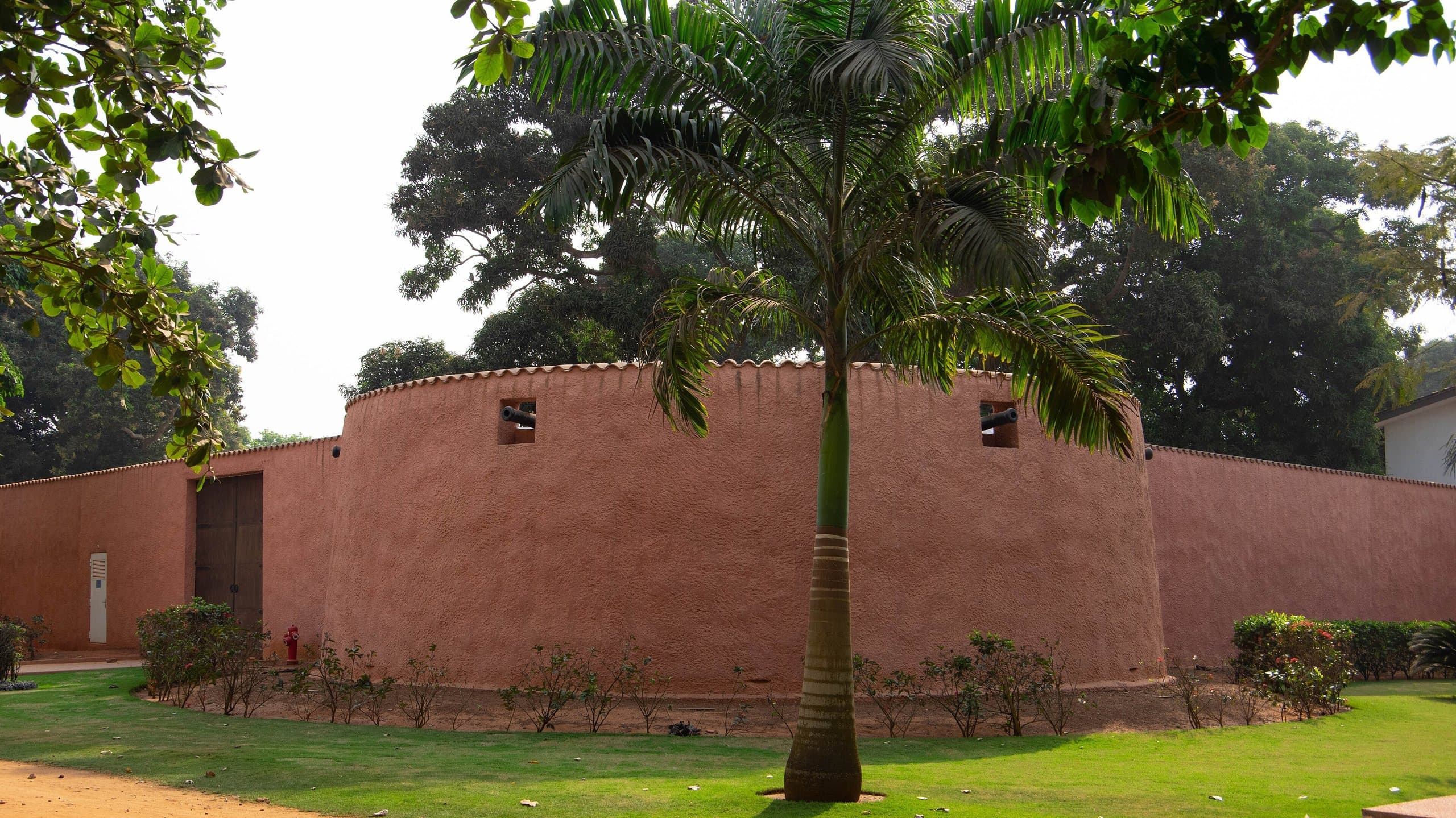 Les murs ocre du fort portugais, aujourd’hui Musée d’histoire de Ouidah