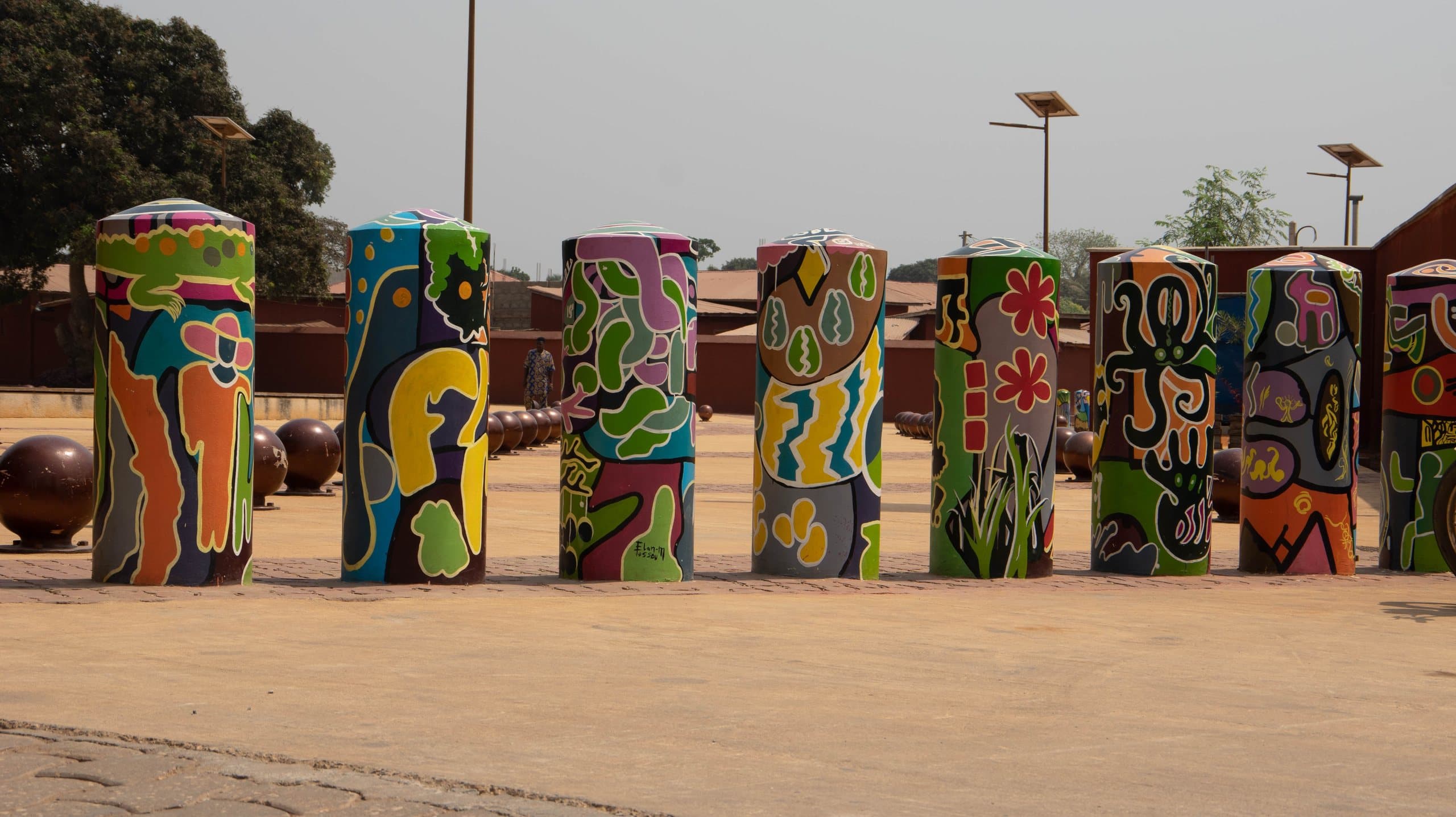 Colonnes peintes sur la place Chacha, ancienne place des enchères de Ouidah