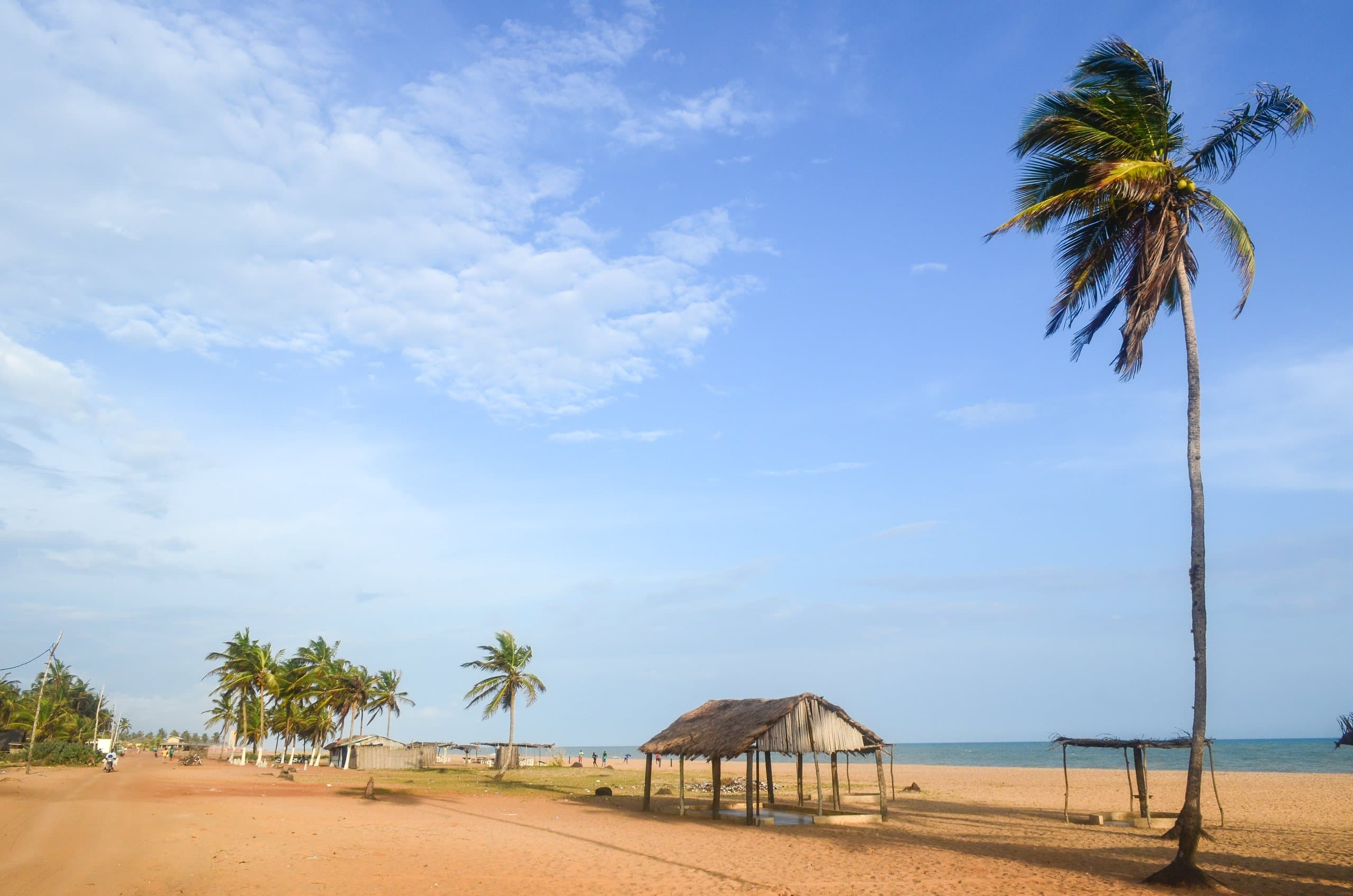 La plage de Ouidah, ses cocotiers et ses paillotes