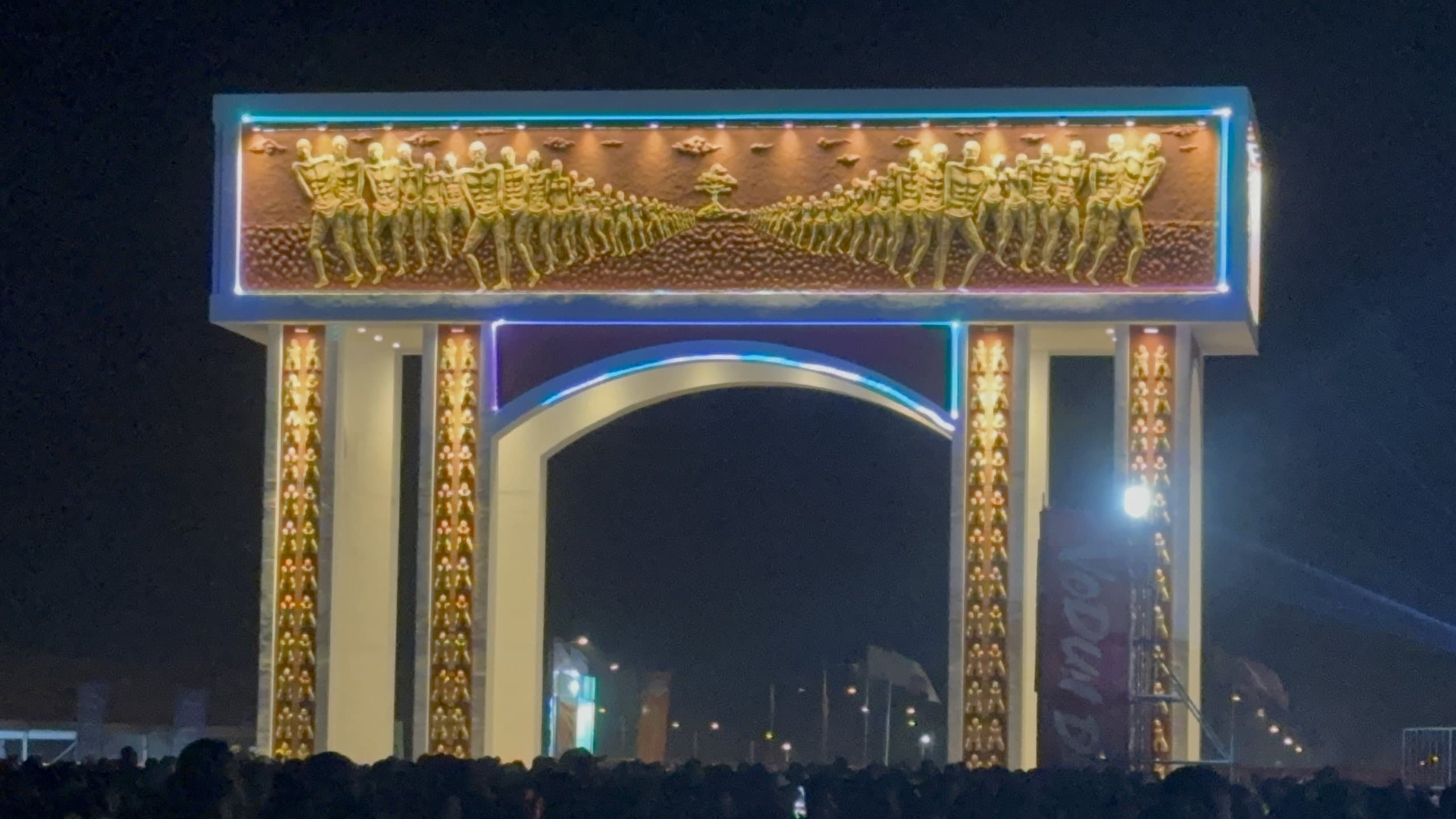 La Porte du Non-Retour illuminée de nuit, sur la plage de Ouidah
