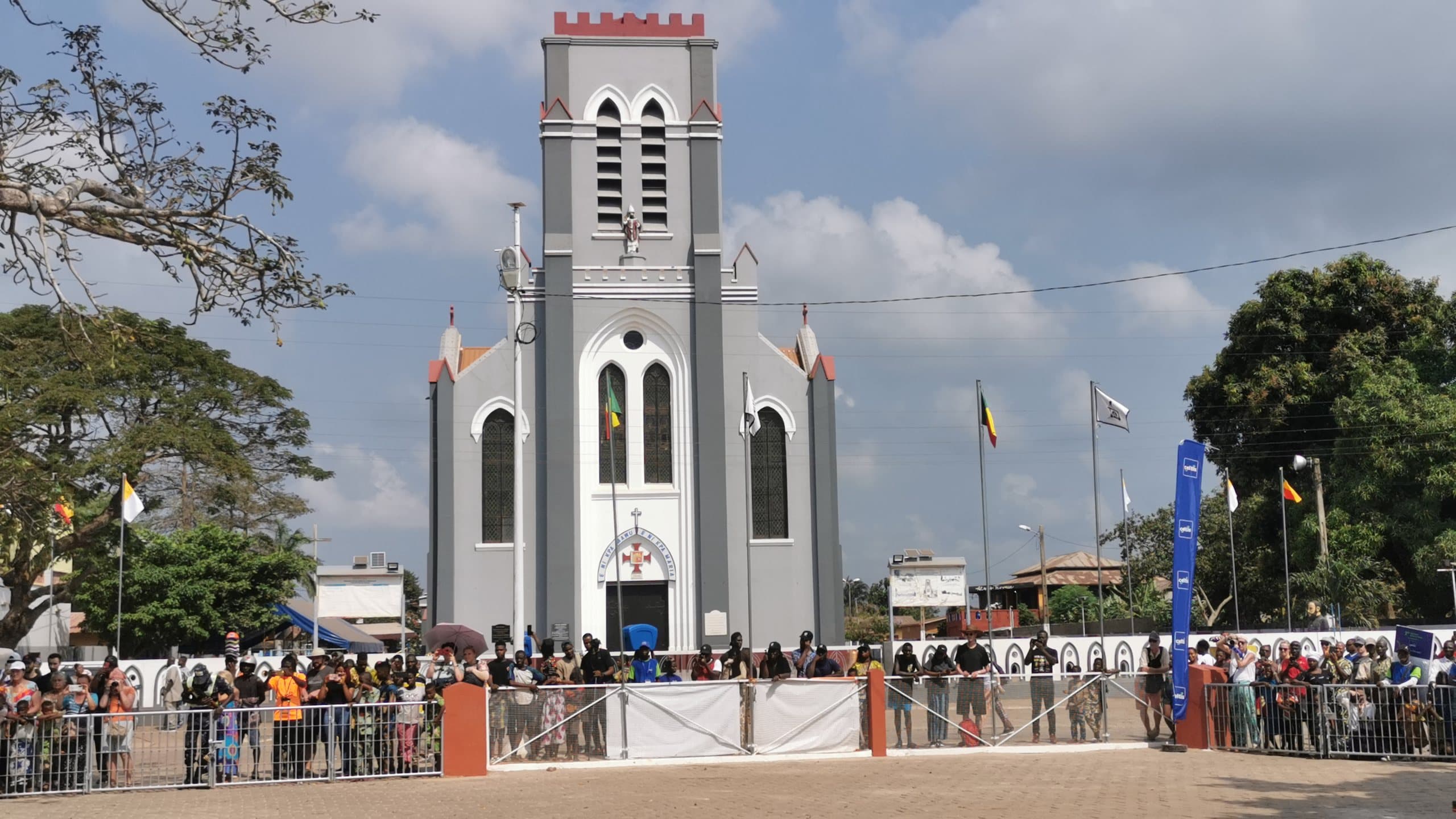 Foule devant la Basilique de Ouidah pendant les Vodun Days 2024