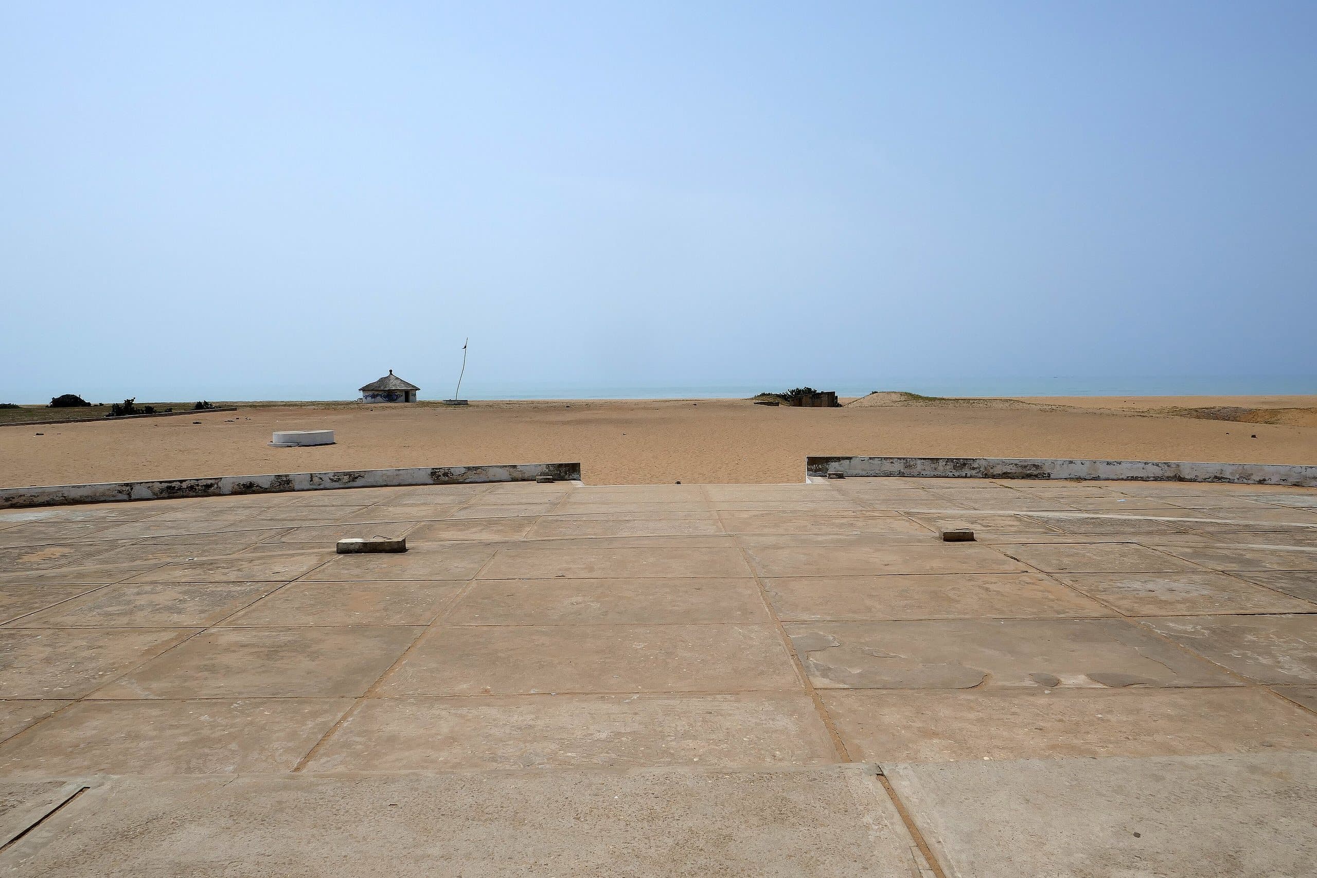 L’esplanade de la Porte du Non-Retour face à l’océan Atlantique