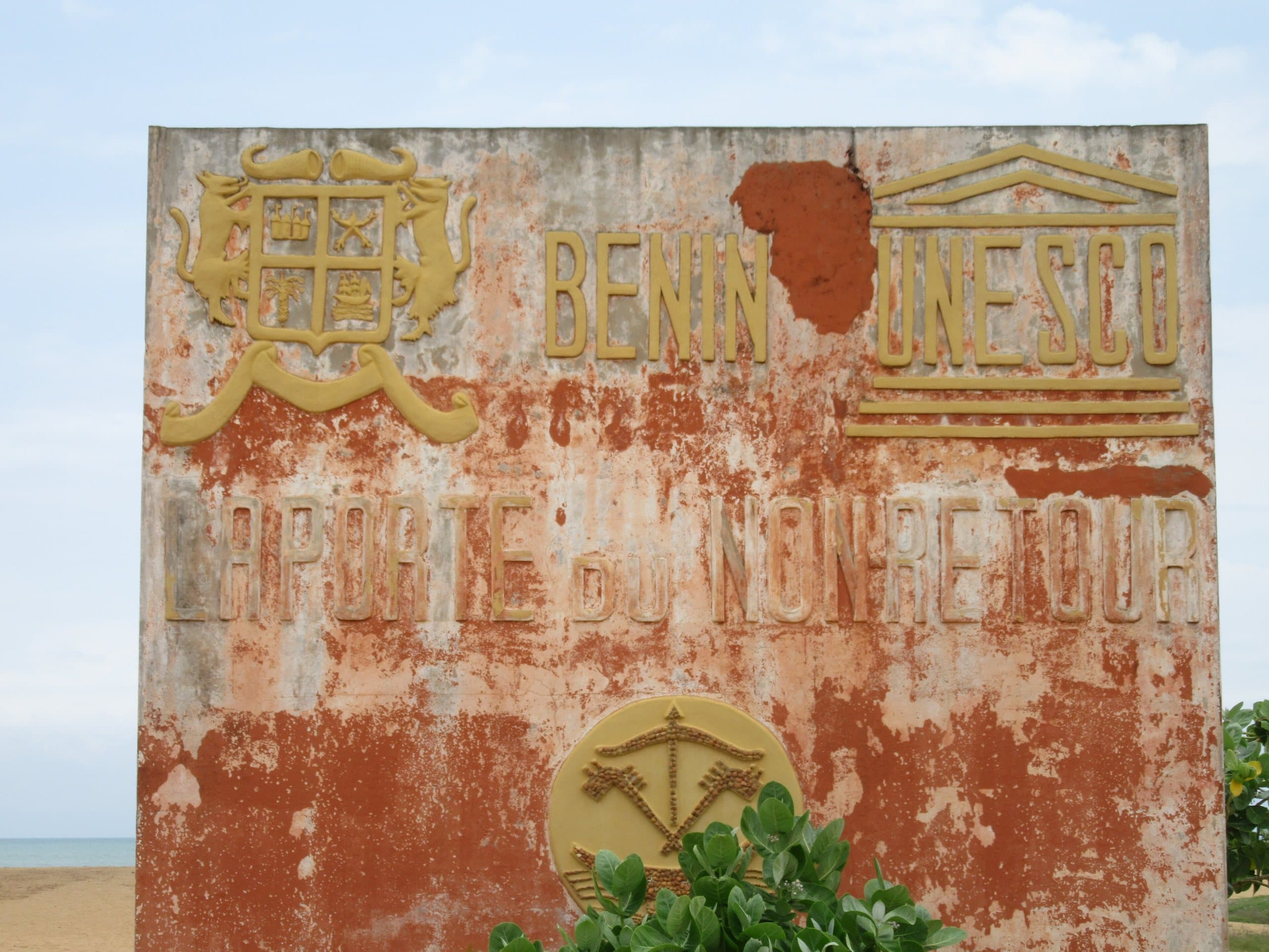 Plaque usée par le temps : « Bénin UNESCO, la Porte du Non-Retour »